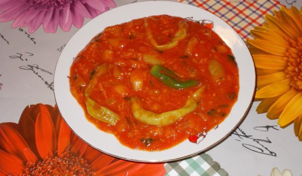 Пикантна лятна манджа с чорбаджийски чушки и рибки