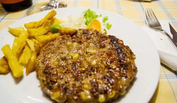 Пикантна плескавица с бекон