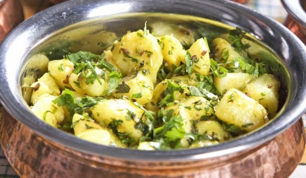 Пикантна салата от картофи и кориандър