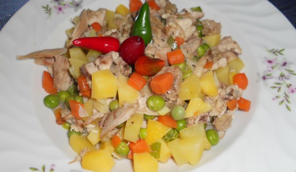 Пикантна салата с пилешко и варива