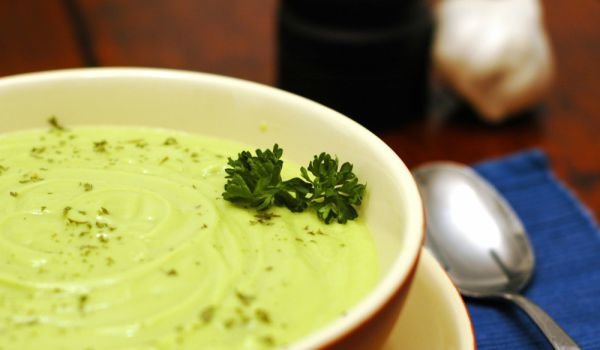 Пикантна супа от авокадо