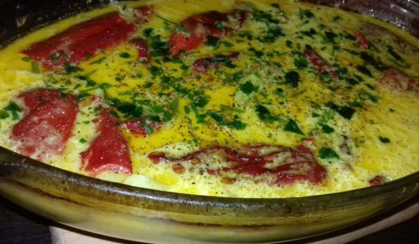 Пикантни чушки с кайма, картофи и сос в йена