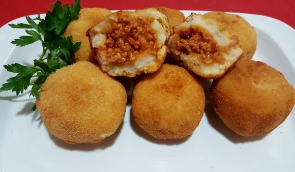 Пикантни картофени кюфтенца с плънка