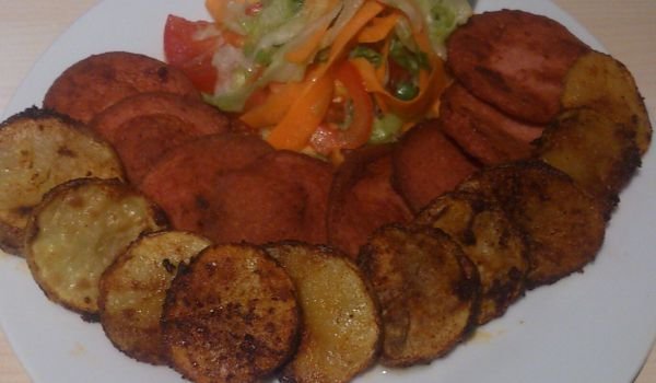 Пикантни картофи със салам