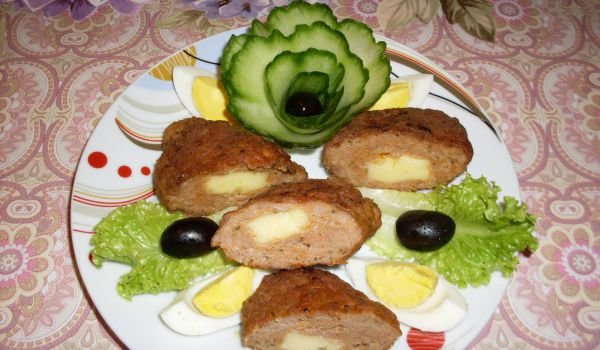 Пикантни кюфтенца с топено сирене