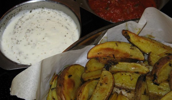 Пикантни Уеджис картофки с 2 вида дип