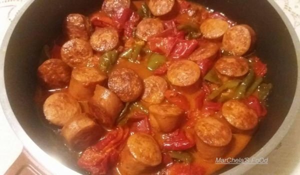 Пикантно ястие с наденица