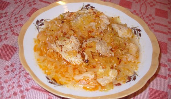Пикантно свинско с кисело зеле