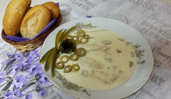 Пиле жулиен с топено сирене и зелени маслини
