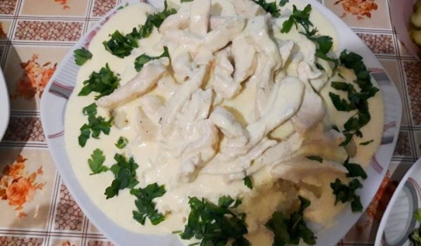 Пиле жулиен върху канапе от картофено пюре