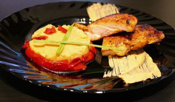 Пиле на тиган с пюре от нахут и червена леща