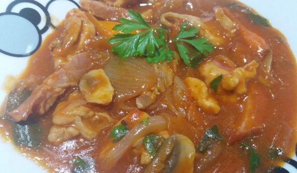 Пиле по ловджийски с кисели краставички и гъбен сос