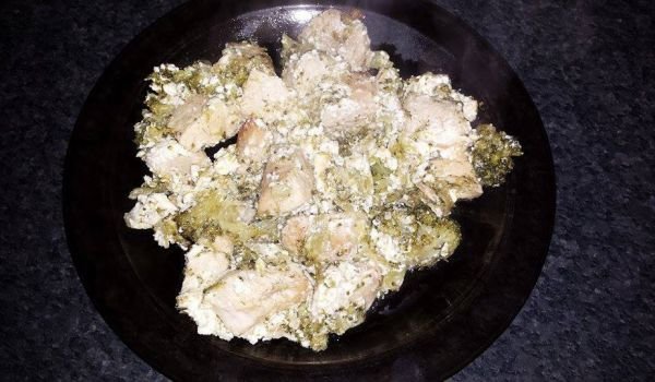 Пиле с броколи и топено сирене