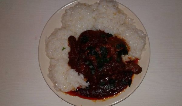 Пиле с доматен сос и канапе от ориз