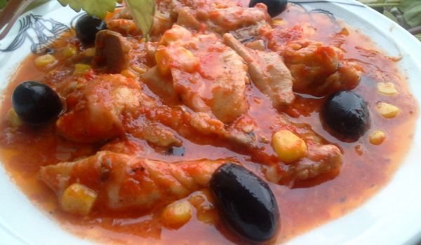 Пиле с доматен сос и царевица