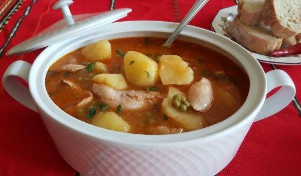 Пиле с грах и картофи