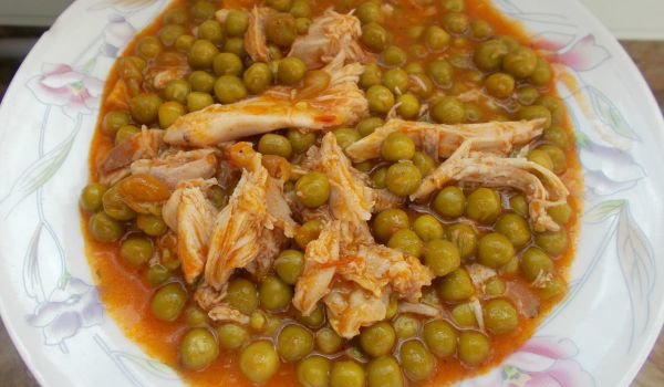 Пиле с грах и моркови
