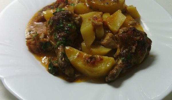 Пиле с картофи и домати