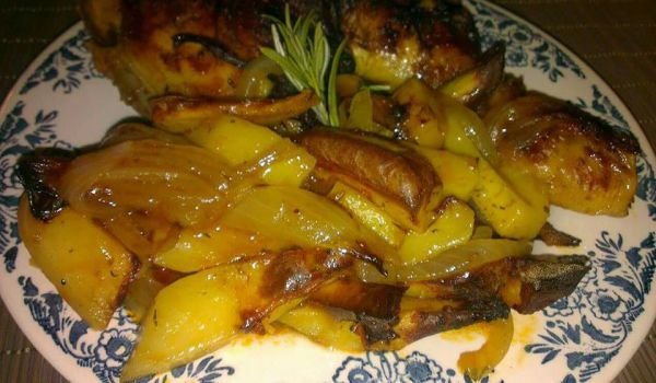 Пиле с картофи и много лук