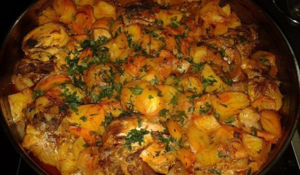 Пиле с картофи и праз