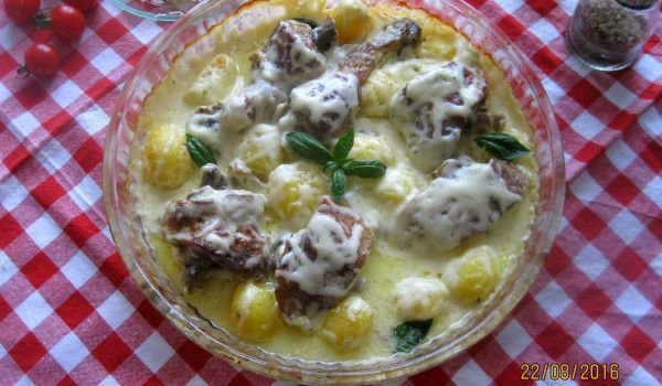 Пиле с картофи и сметанов сос със сирена