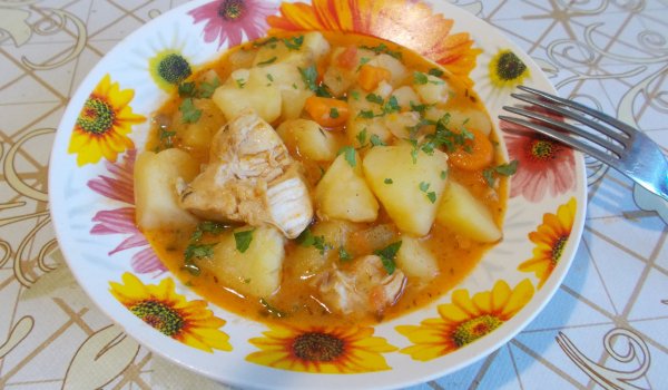 Пиле с картофи яхния