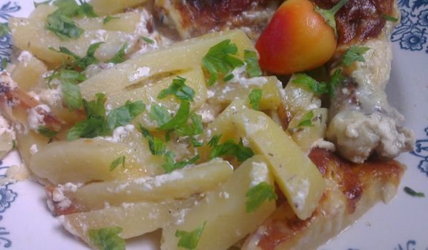 Пиле с картофи, сметана и вино