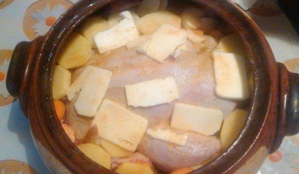 Пиле с ориз и дюли върху канапе от кисело зеле