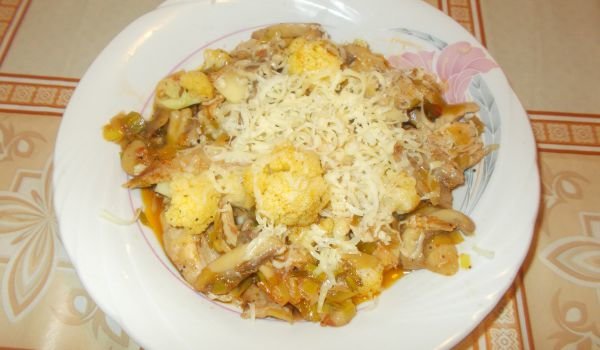 Пиле с праз, гъби и карфиол