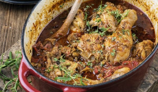 Пиле в червено вино