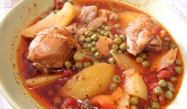 Пилешка яхния с грах и картофи
