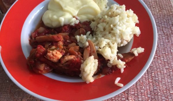 Пилешка кавърма с ориз и картофено пюре