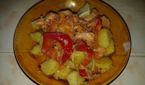 Пилешка кавърма върху картофи соте