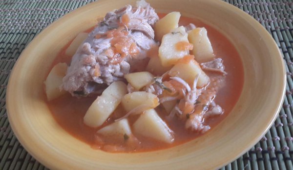 Пилешка манджа с картофи, моркови и лук