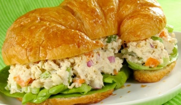 Пилешка салата с моркови и грах