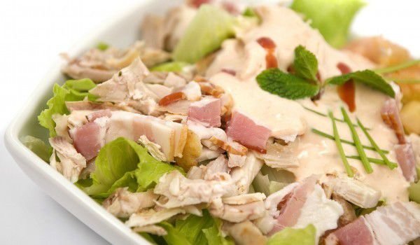 Пилешка салата с орехи и гъби