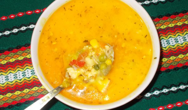 Пилешка супа с царевица и грах