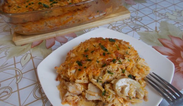 Пилешка запеканка с настъргани картофи и гъби