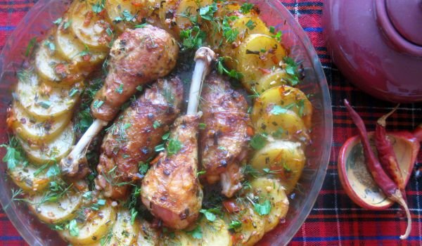 Пилешки бутчета с ароматни пресни картофи
