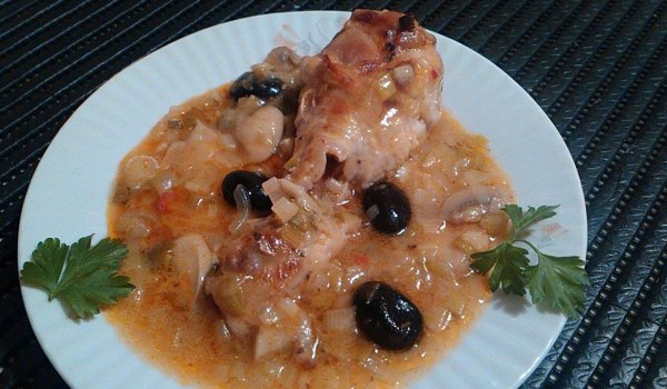 Пилешки бутчета с гъби, праз и маслини