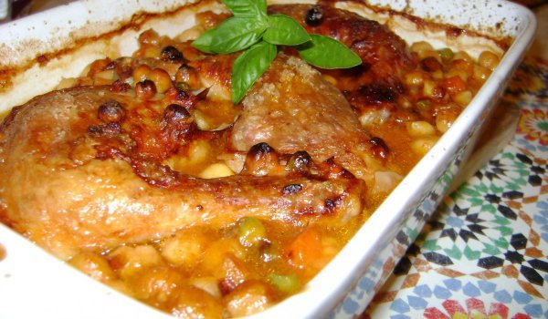 Пилешки бутчета с нахут, грах и моркови