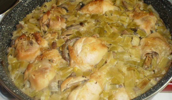 Пилешки бутчета с ориз, праз и гъби