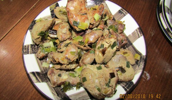 Пилешки дреболии със зелен лук