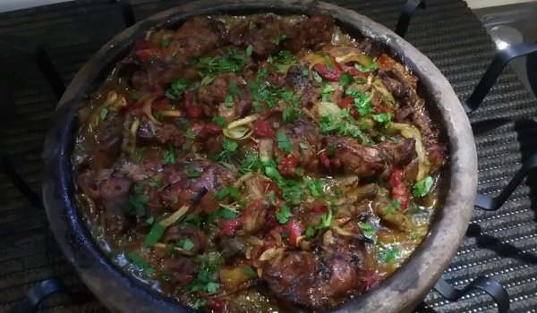 Пилешки дроб на сач с пипер, лук и патладжан