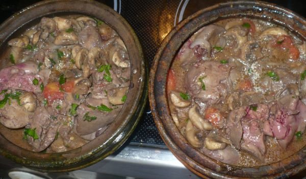 Пилешки дробчета с домати и гъби в гювечета