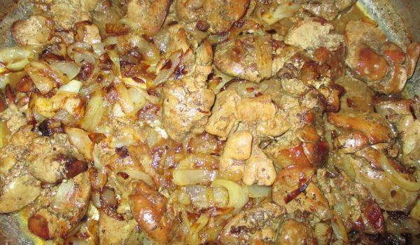 Пилешки дробчета с карамелизиран лук