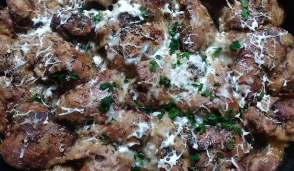 Пилешки дробчета с кашкавал, сирене и бира