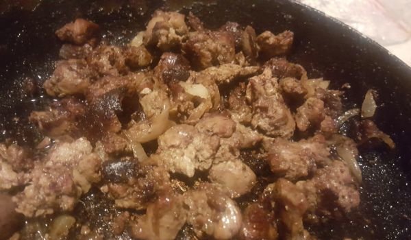 Пилешки дробчета с лук и кашкавал