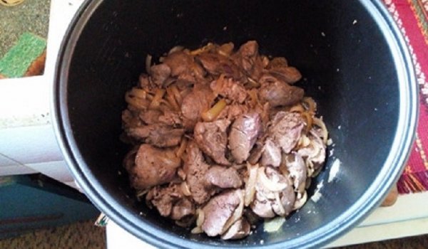 Пилешки дробчета с лук в кукър