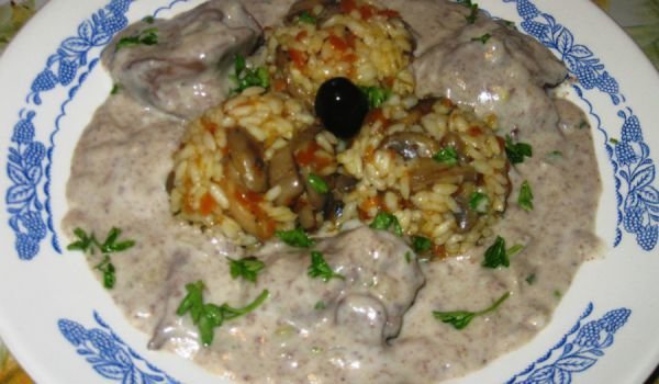 Пилешки дробчета със сметанов сос и гарнитура от ориз